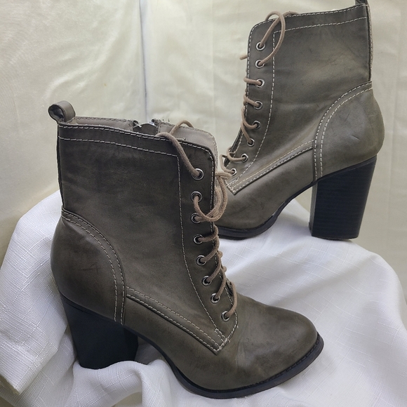 Size eight express boots - Picture 2 of 4